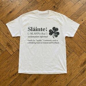 Men's White 'Sláinte!' Graphic Short-Sleeve Tee